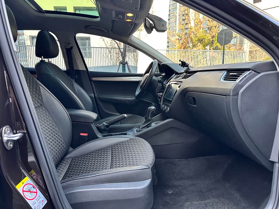 Skoda Octavia 2018 car image #13