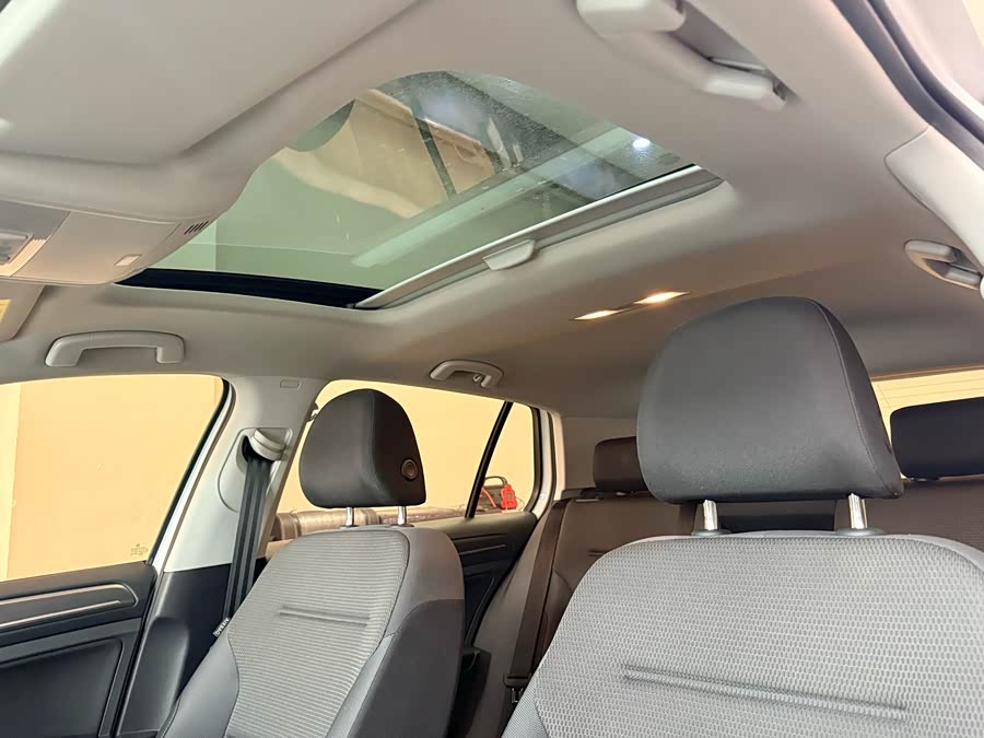 Volkswagen Golf 2017 car image #13