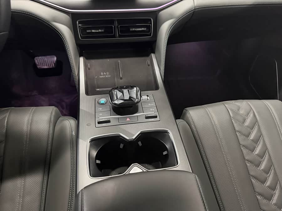 BYD SongL DM-i 2025 #13 BYD SongL DM-i 2025 car image #13