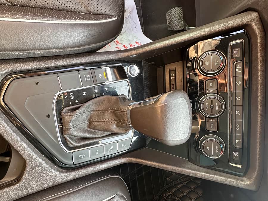 Volkswagen Tiguan L 2016 car image #13