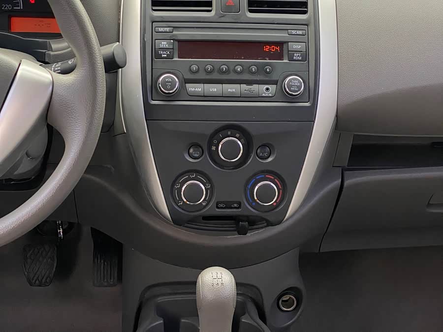 Nissan Sunny 2016 #13 Nissan Sunny 2016 car image #13