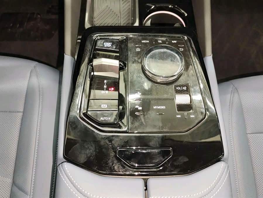 BMW i5 2025 car image #13