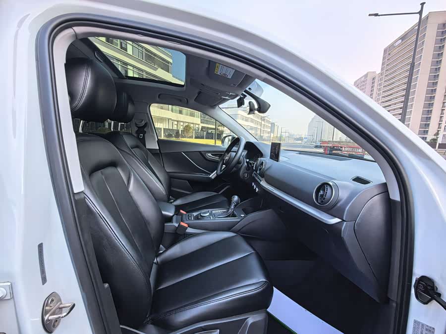 Audi Q2L 2021 car image #13