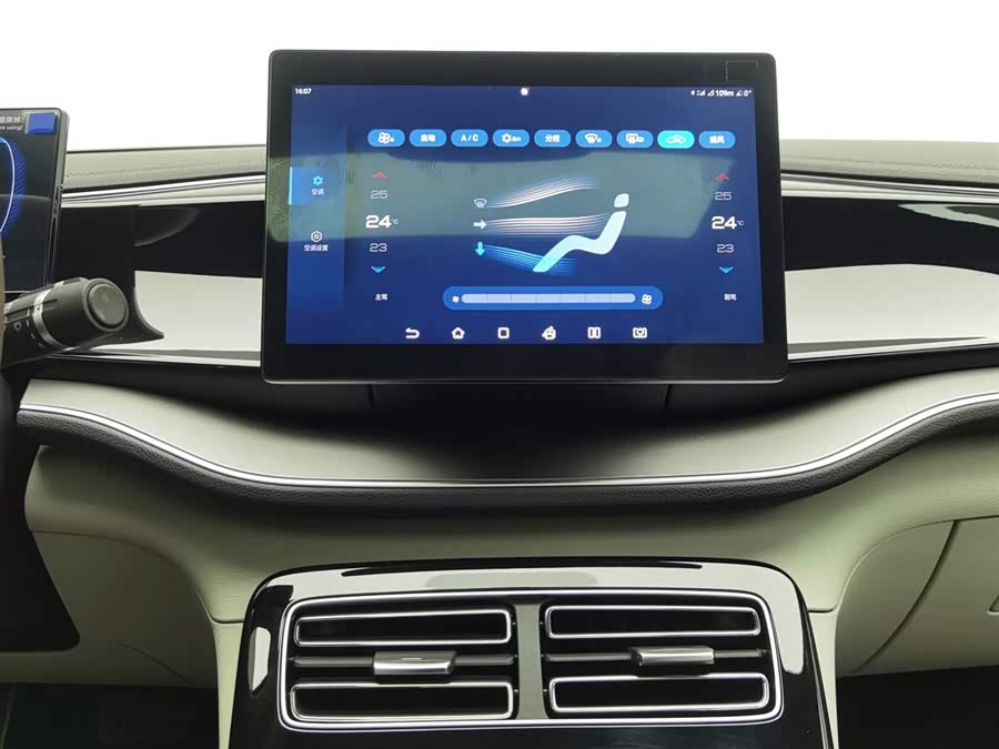 BYD Qin Plus 2023 immagine di auto #13