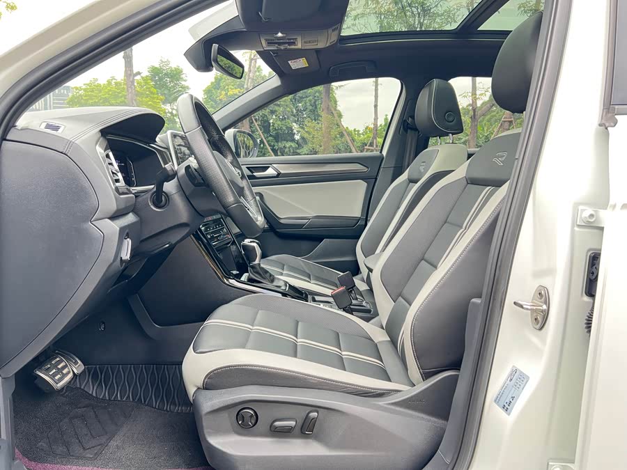 Volkswagen T-Roc 2023 car image #13