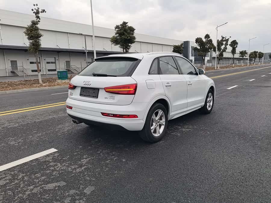 Audi Q3 2016 car image #13
