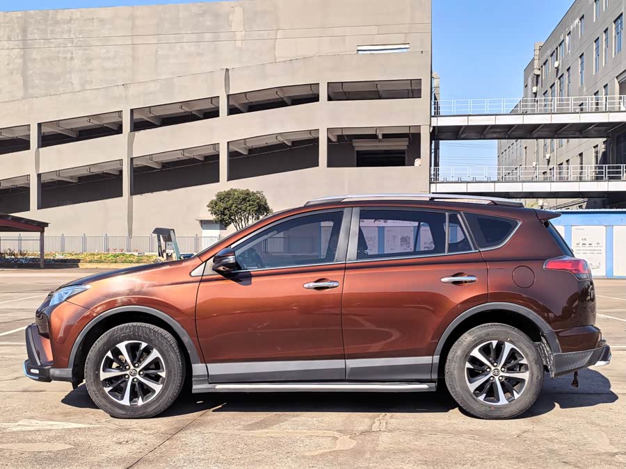 Toyota RAV4 2017 car image #13