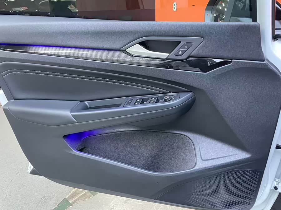 Volkswagen Golf 2023 car image #13
