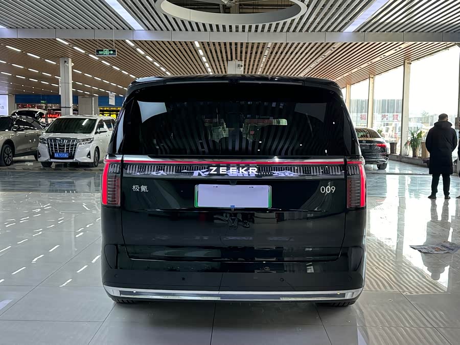 Zeekr 009 2025 car image #13