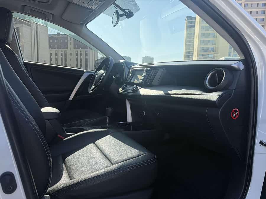 Toyota RAV4 2018 car image #13