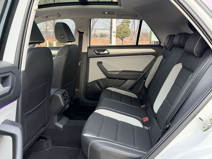 Volkswagen T-Roc 2023 car image #13