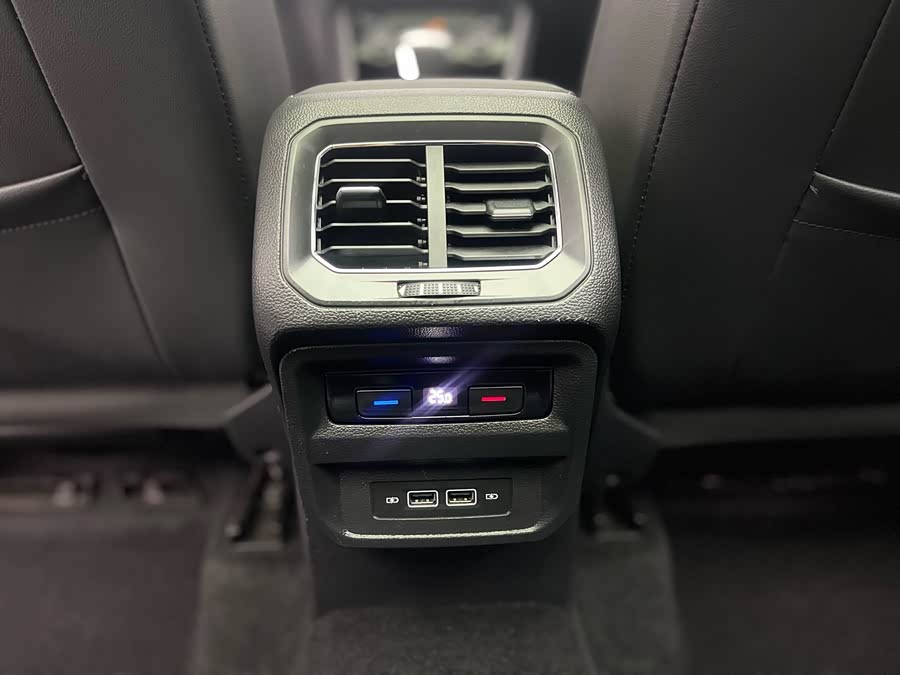 Volkswagen Tiguan L 2020 car image #13