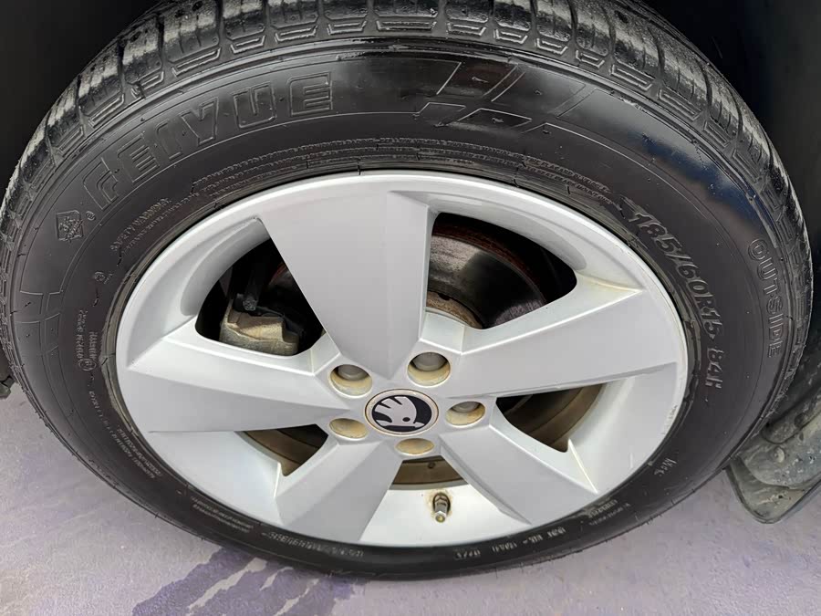 Skoda Rapid 2015 car image #13