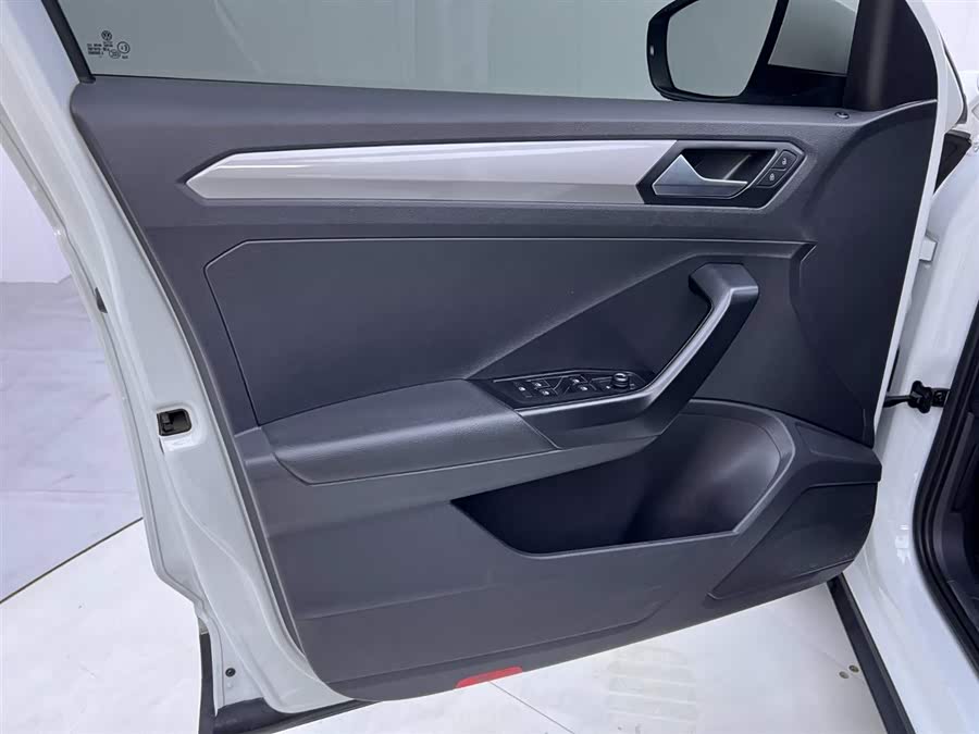 Volkswagen T-Roc 2021 car image #13