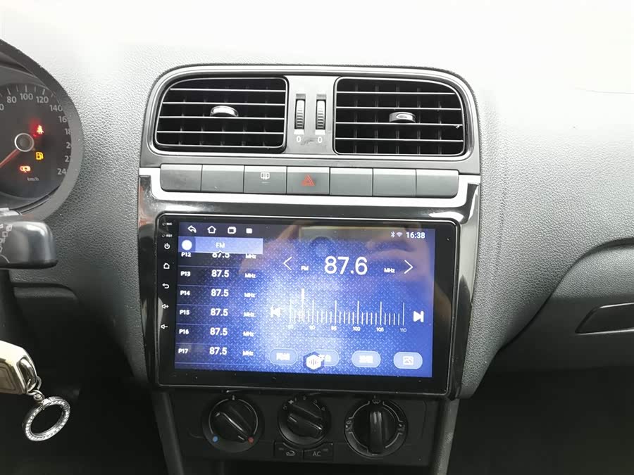 Volkswagen Polo 2012 car image #13