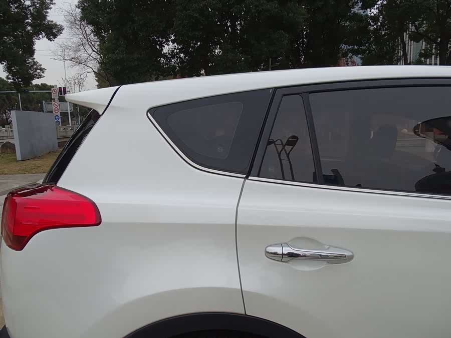 Toyota RAV4 2015 car image #13