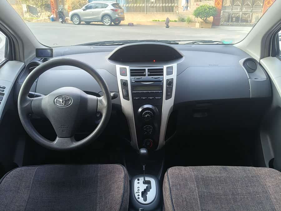 Toyota Yaris 2011 imagen de coche #13