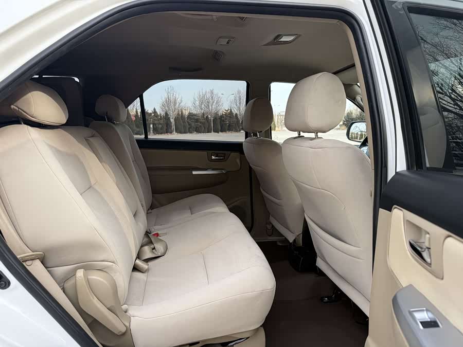 Toyota Fortuner 2016 immagine di auto #13