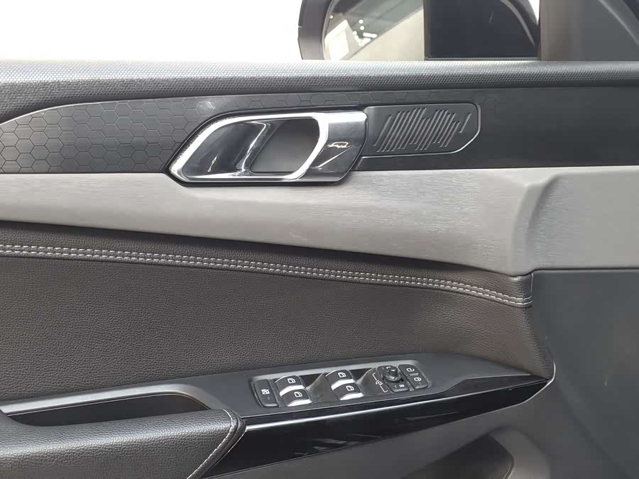Lynk & Co 03 2022 car image #13
