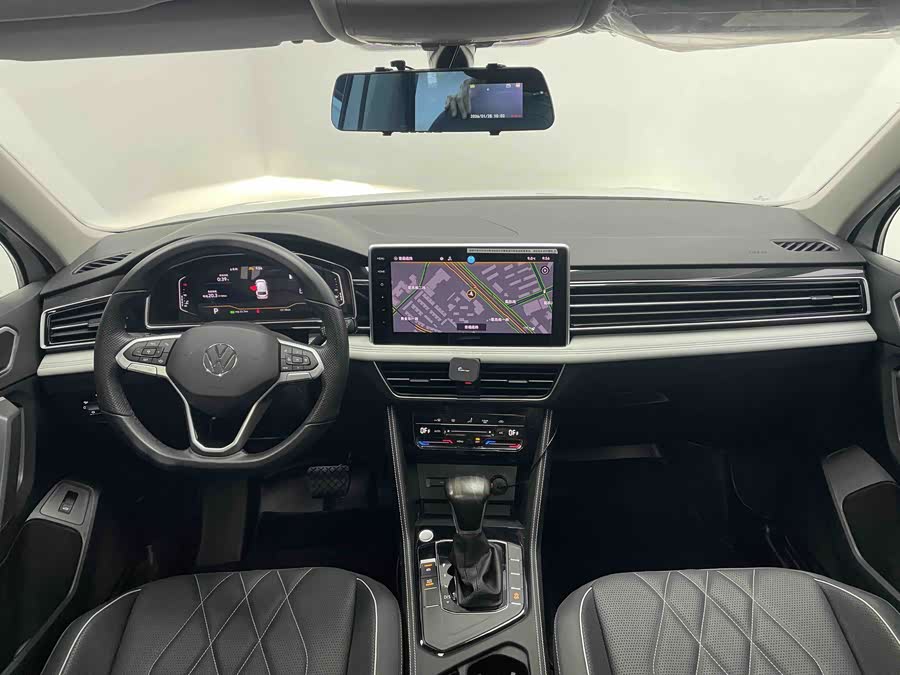 Volkswagen Tiguan L 2024 immagine di auto #13