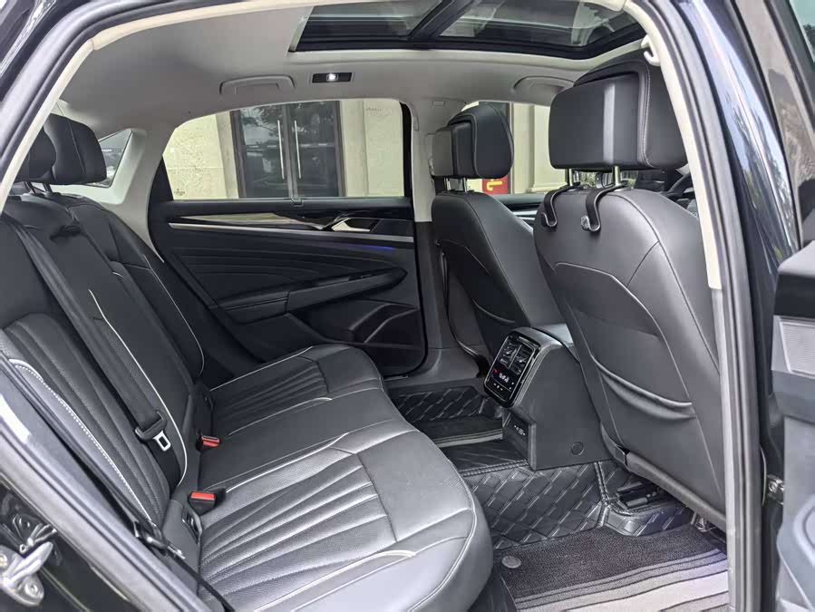 Volkswagen Passat 2024 immagine di auto #13