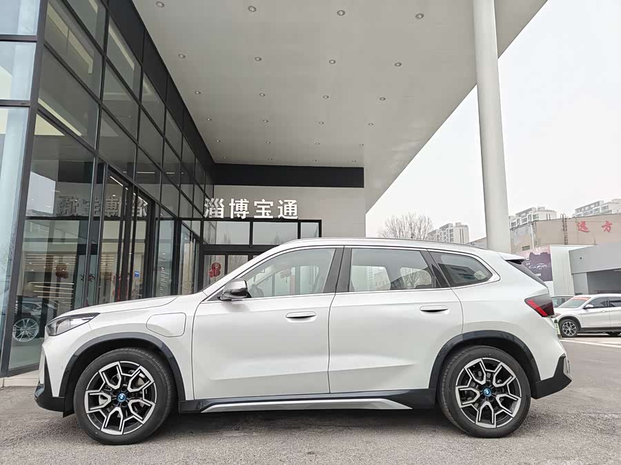 BMW iX1 2025 car image #13