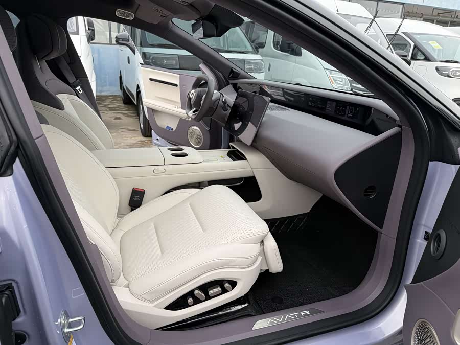 Avatr 06 2025 car image #13