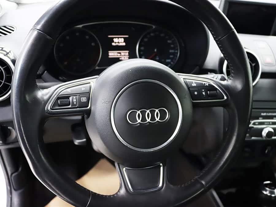 Audi A1 2011 car image #13