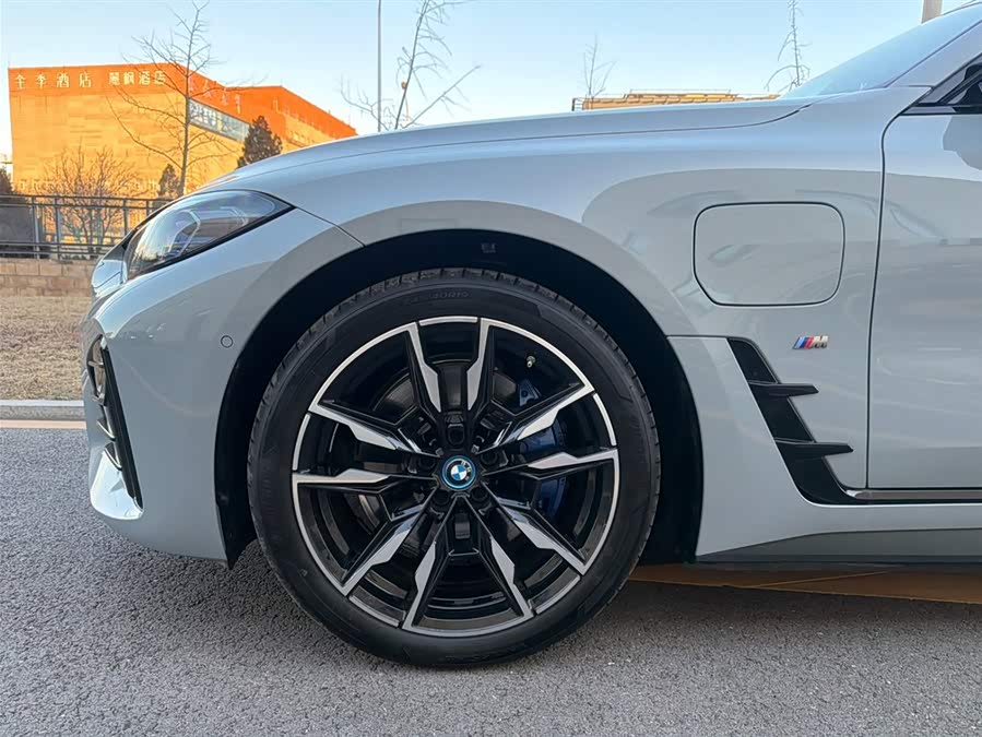 BMW i4 car image #13