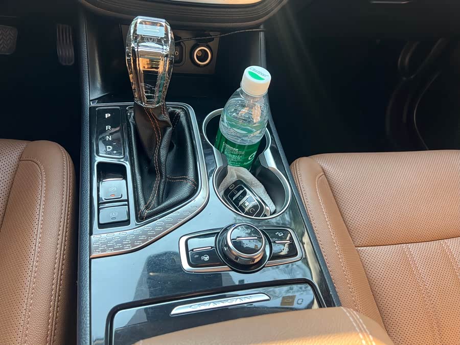 Changan CS95 2018 صورة سيارة #13