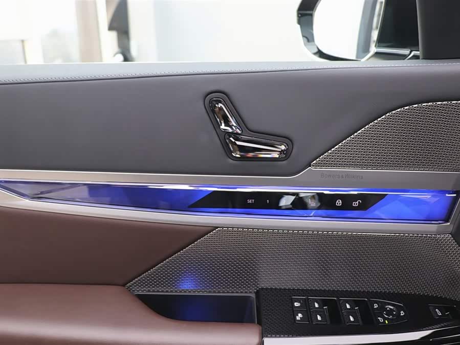 BMW 7 Series 2024 car image #13