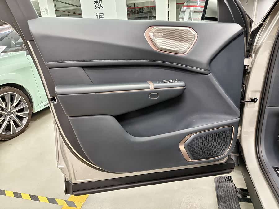 Lynk & Co 900 2025 #13 Lynk & Co 900 2025 car image #13
