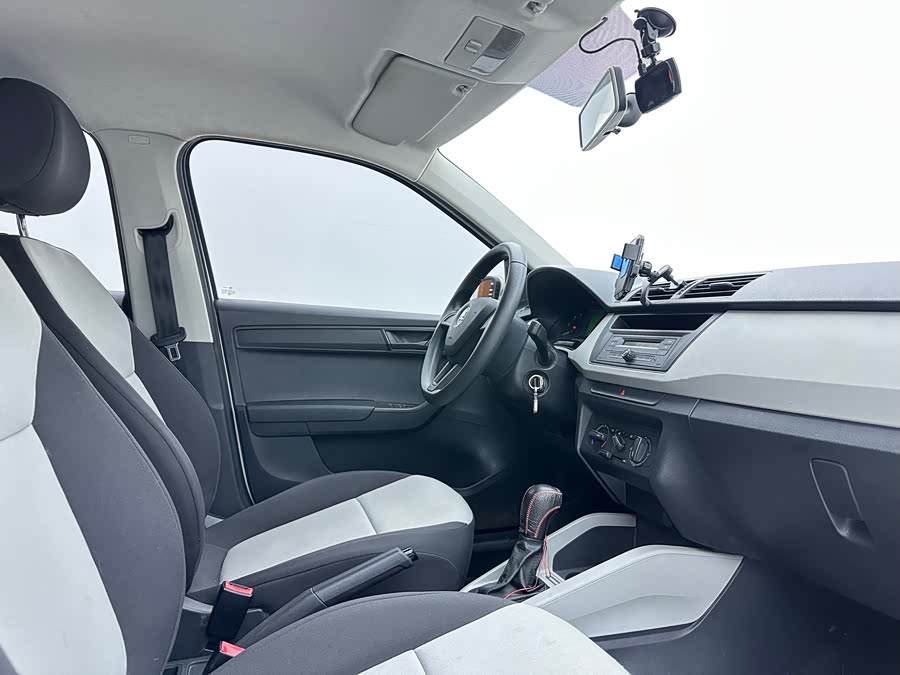 Skoda Fabia 2015 immagine di auto #13