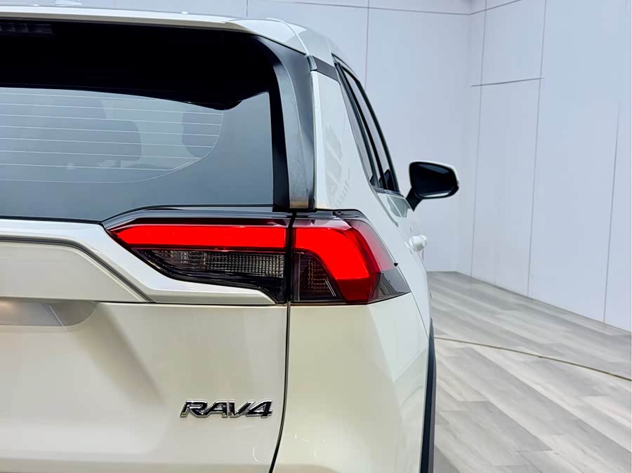 Toyota RAV4 2022 car image #13