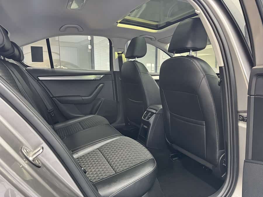 Skoda Octavia 2020 car image #13