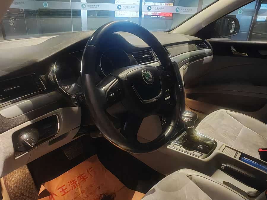 Skoda Superb 2010 car image #13