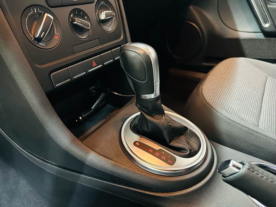 Volkswagen Beetle 2015 изображение автомобиля #13