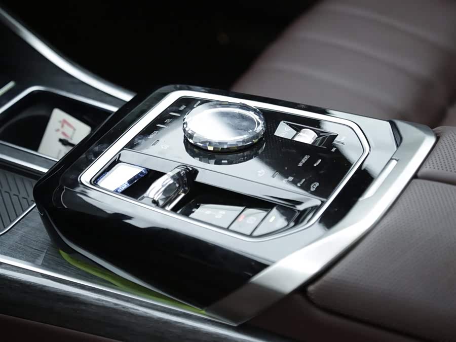 BMW i7 2023 car image #13