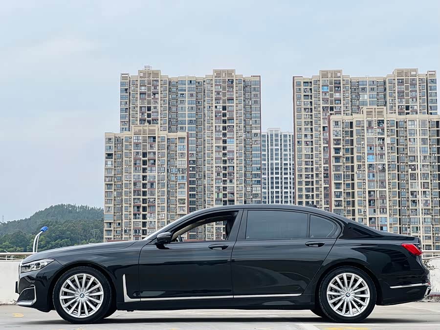 BMW 7 Series 2020 car image #13