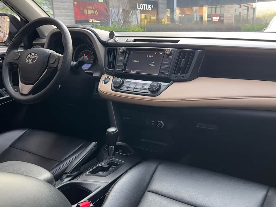 Toyota RAV4 2018 car image #13