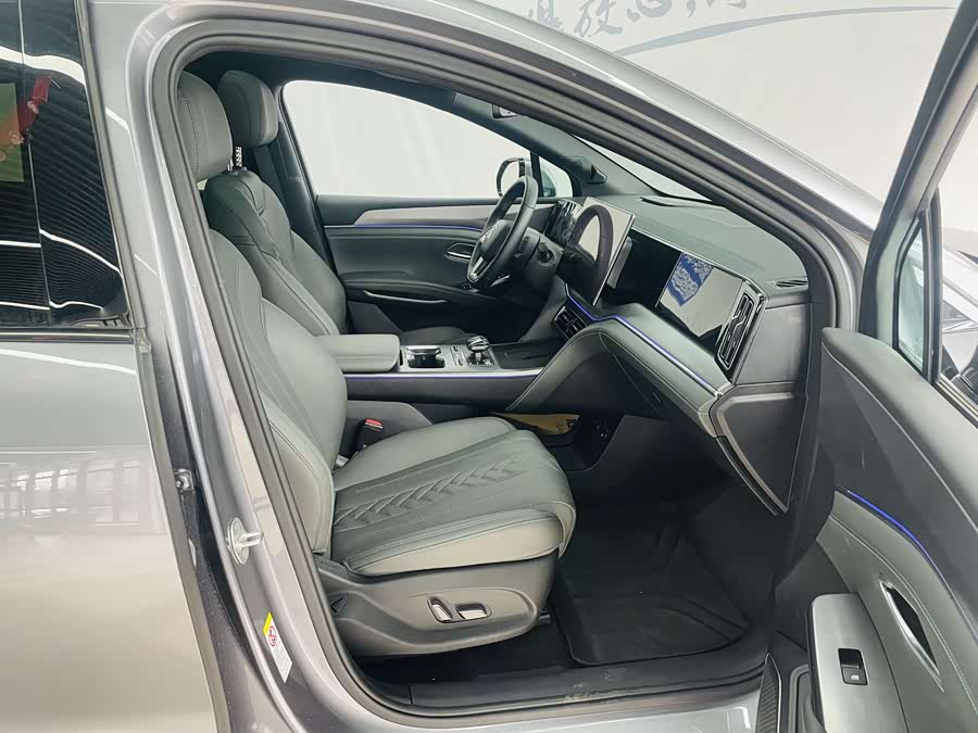 BYD SongL DM-i 2025 #13 BYD SongL DM-i 2025 car image #13