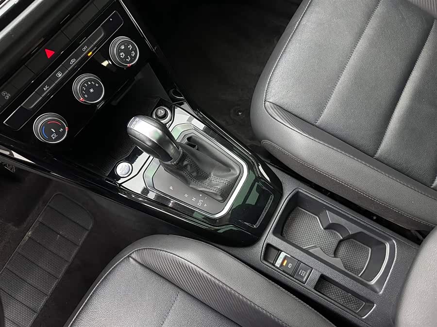 Volkswagen T-Roc 2020 car image #13