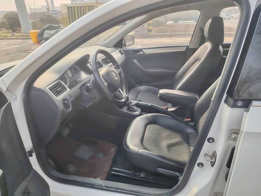 Skoda Rapid 2018 car image #13