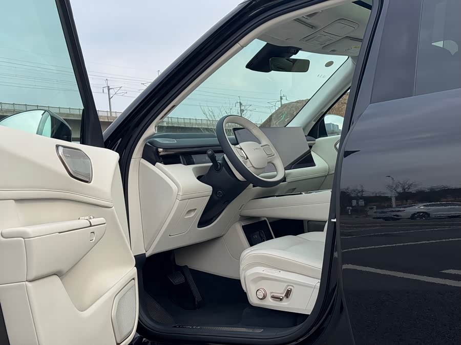 Lynk & Co 900 2025 car image #13