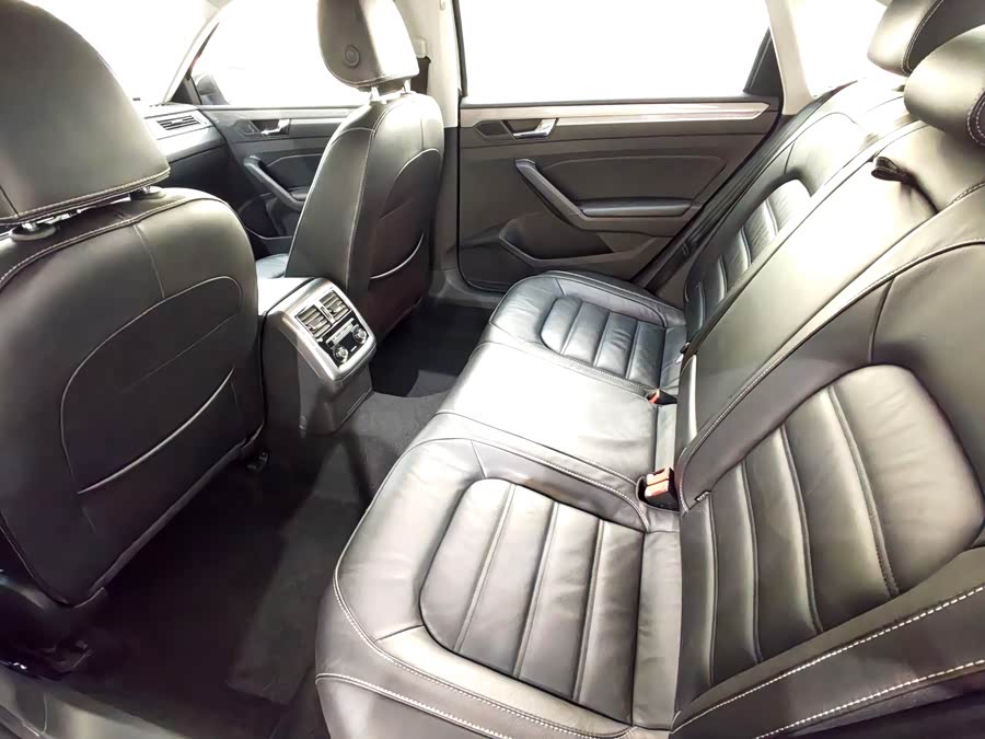 Volkswagen Passat 2018 car image #13