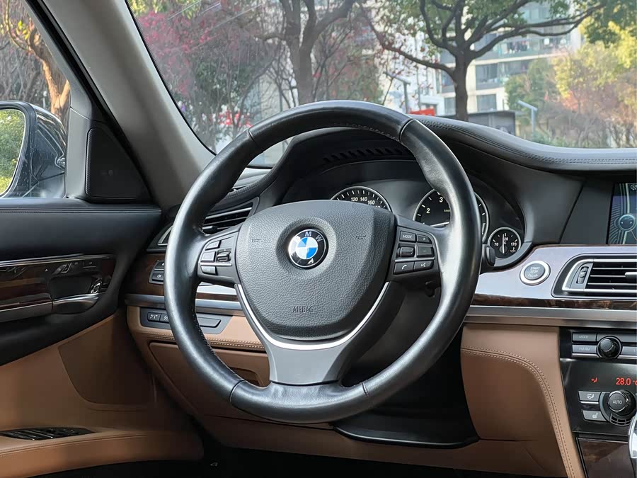 BMW 7 Series 2012 immagine di auto #13
