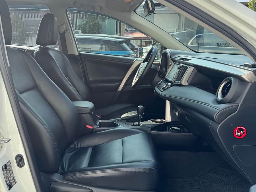 Toyota RAV4 2015 car image #13