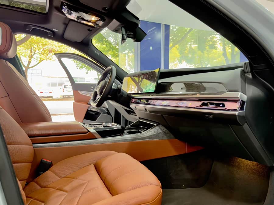 BMW i7 2023 car image #13