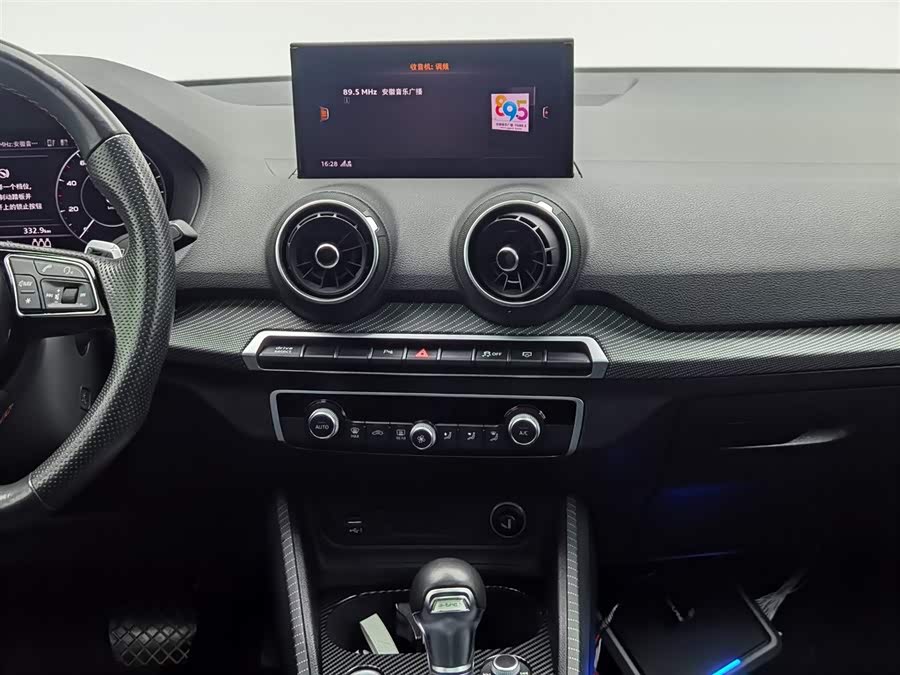 Audi Q2L e-tron 2021 immagine di auto #13