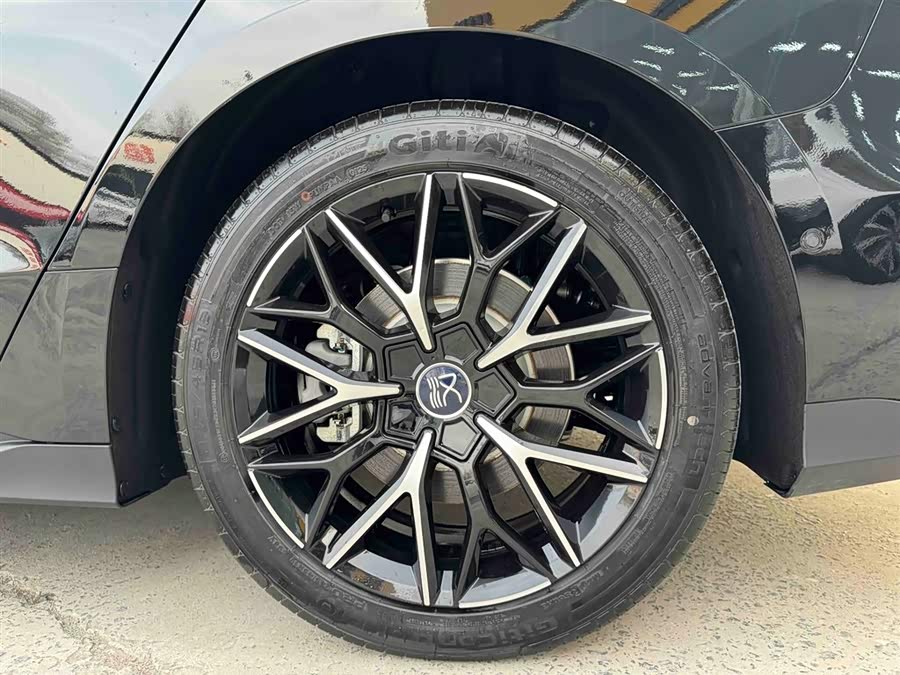 BYD Han 2025 car image #13